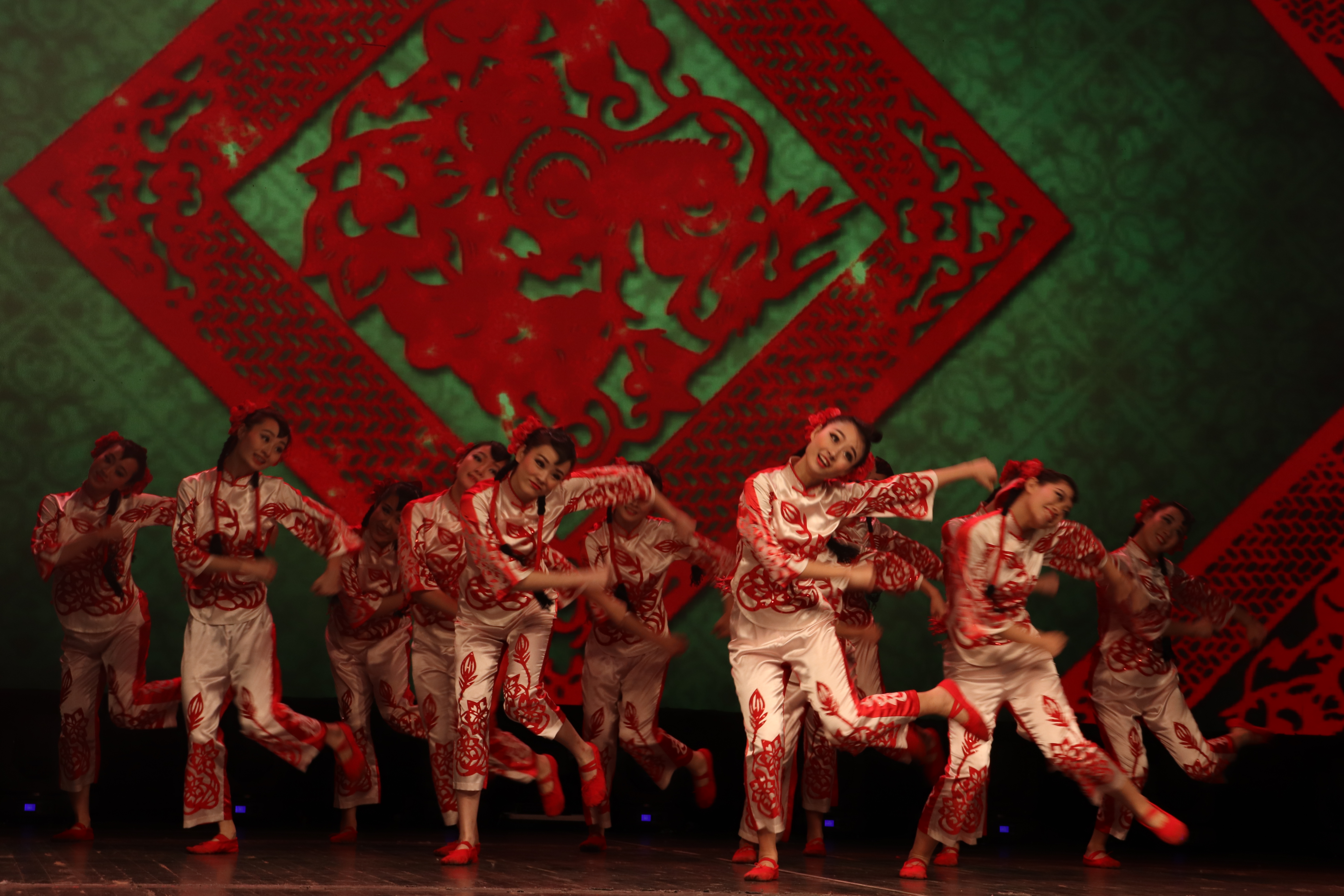 舞蹈《剪纸姑娘》